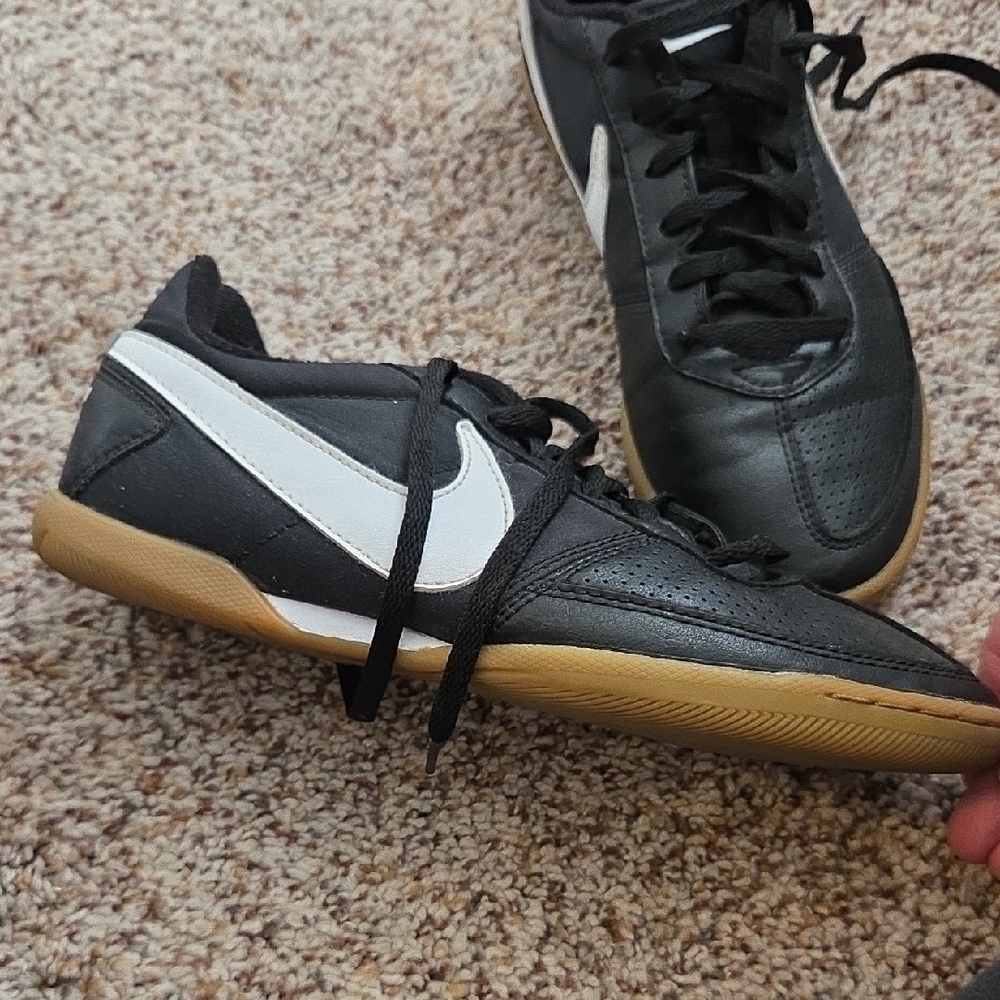 Nike Men's Black and White Indoor Soccer or Futsal Shoes with Tan Sole Size 6 - Picture 3 of 13